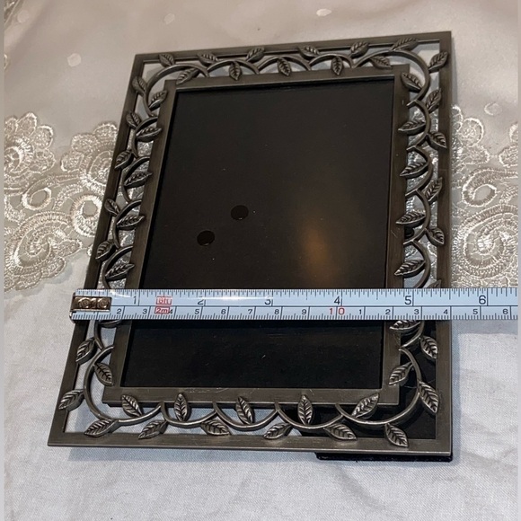 3/55$Vintage Table Top sturdy silver metal picture frame with leaves pattern 4x6 - Picture 7 of 12